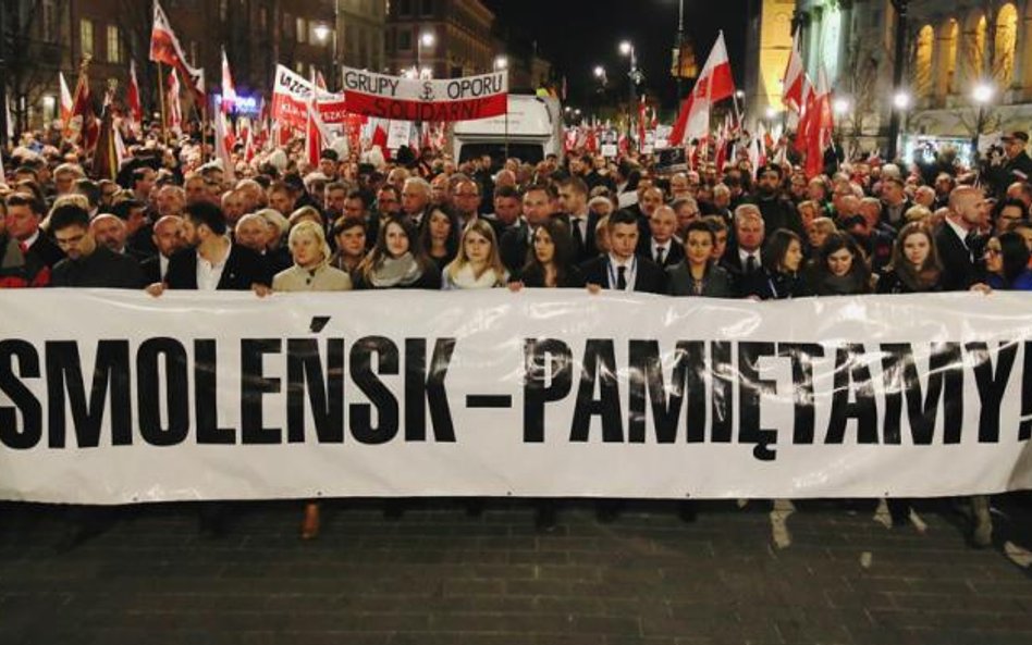 Polacy o Smoleńsku pamiętają, ale coraz mniej są przekonani, że znają kulisy tej tragedii (na zdjęci