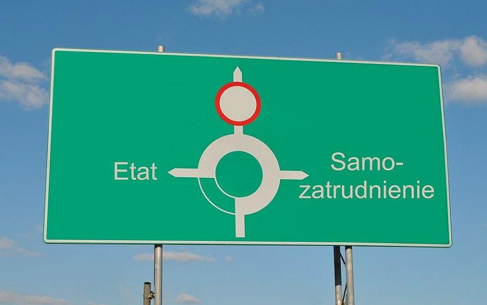 Czy samozatrudniony z urlopem i chorobowym w umowie może rozliczać się jak przedsiębiorca