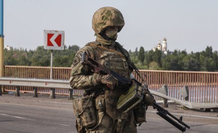Rosyjski żołnierz na moście Antonowskim