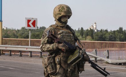 Rosyjski żołnierz przed mostem nad Dnieprem w obwodzie chersońskim