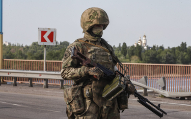 Rosyjski żołnierz przed mostem nad Dnieprem w obwodzie chersońskim