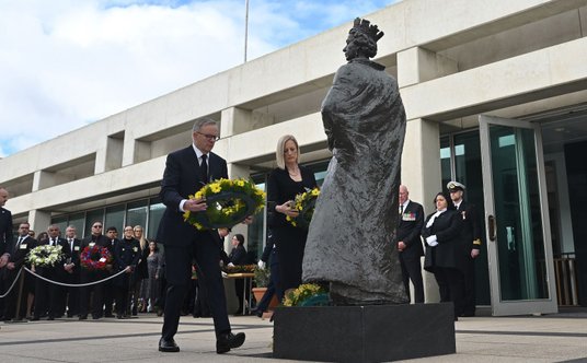 Premier Anthony Albanese i minister finansów Katy Gallagher składają kwiaty przed pomnikiem Elżbiety