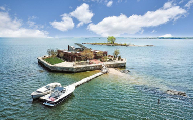 Samowystarczalny dom na skalistej wyspie na sprzedaż