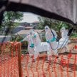 Niepokoi szybki wzrost liczby zakażeń wirusem Ebola w Afryce Środkowej. Na zdjęciu pracownicy służb 