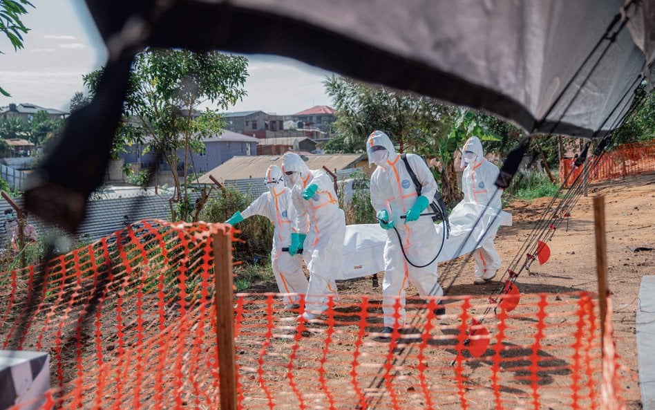 Niepokoi szybki wzrost liczby zakażeń wirusem Ebola w Afryce Środkowej. Na zdjęciu pracownicy służb 