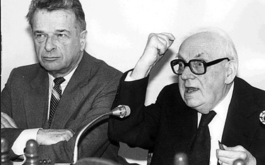 Henryk Jabłoński (tu z prawej, obok Czesława Kiszczaka): gwarant kontroli partii nad Temidą (zdjęcie