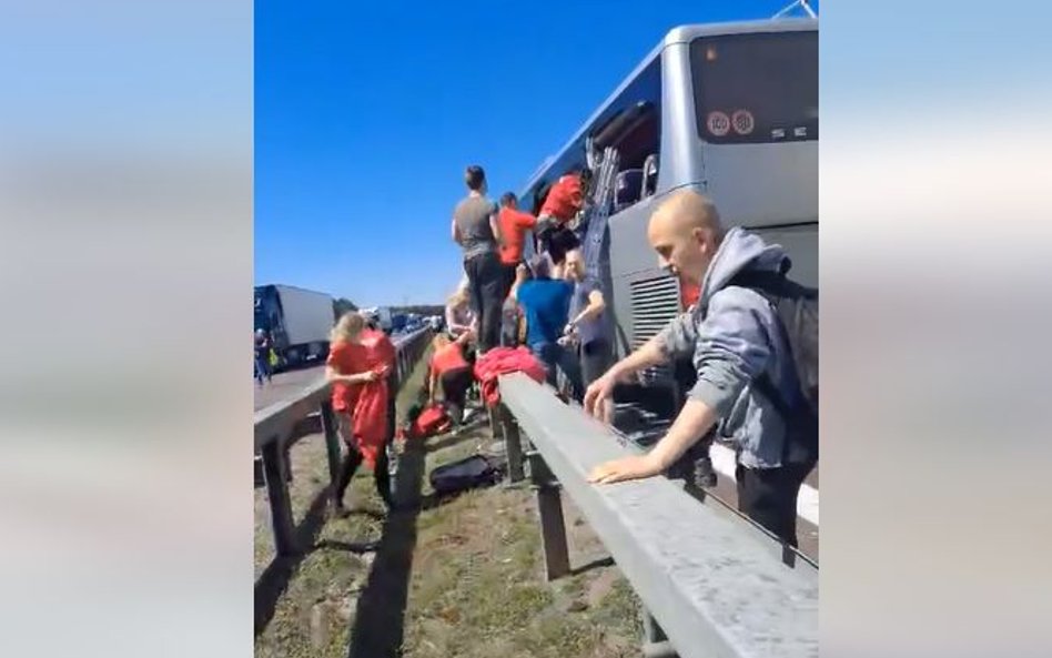 Kadr z nagrania jednego ze świadków wypadku na autostradzie A12