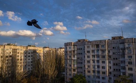 Bloki w Chersoniu zalane po wysadzeniu przez Rosjan elektrowni wodnej w Kachowce.