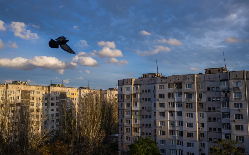 Bloki w Chersoniu zalane po wysadzeniu przez Rosjan elektrowni wodnej w Kachowce.