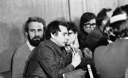 Bogdan Borusewicz (z mikrofonem) na konferencji prasowej gdańskiej Solidarności, 31 października 198