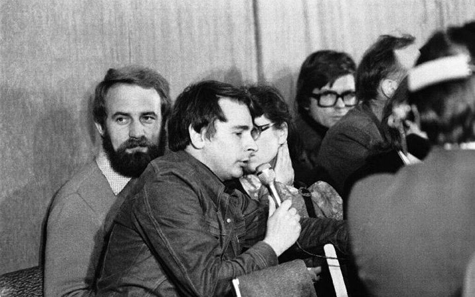 Bogdan Borusewicz (z mikrofonem) na konferencji prasowej gdańskiej Solidarności, 31 października 198