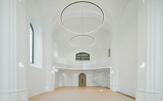 Wnętrza dawnej kaplicy zmieniły się w minimalistyczną przestrzeń eventową.