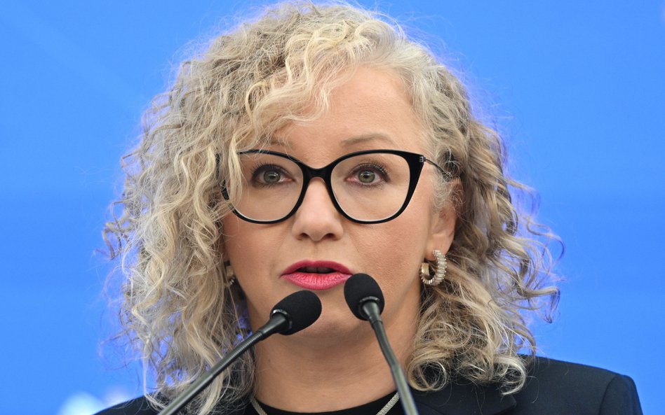 Sekretarz stanu w KPRM Katarzyna Kotula podczas konferencji prasowej po posiedzeniu Rady Ministrów, 