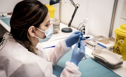 Pierwsze takie badanie: Brytyjczycy będą zakażani koronawirusem