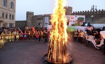 Jednym z kanonicznych wydarzeń w czasie Novruz jest zwyczaj przeskakiwania przez ogień – to symbol p