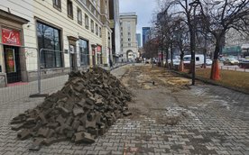 Wykonawca rozpoczął już demontaż starego, wysłużonego chodnika na odcinku od Alei Solidarności do ul