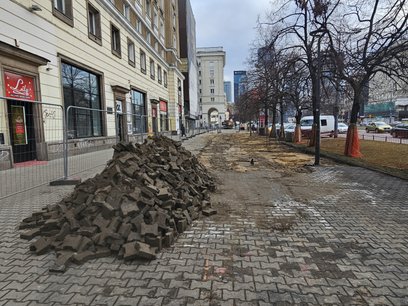 Wykonawca rozpoczął już demontaż starego, wysłużonego chodnika na odcinku od Alei Solidarności do ul