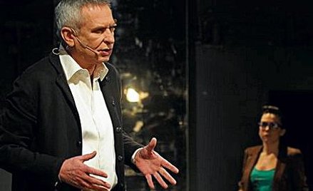 Krzysztof Materna w satyrycznym „monodramie we dwoje” odsłania kulisy funkcjonowania rodzimego show-