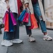 Polacy oszczędzają i ostrożnie wydają. Dla listopadowych wyprzedaży zrobią wyjątek