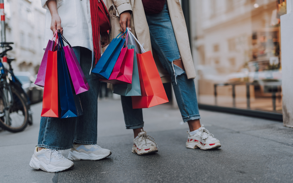 Robiąc zakupy podczas Black Friday nie należy skupiać się na krzykliwych banerach, tylko poszukać za