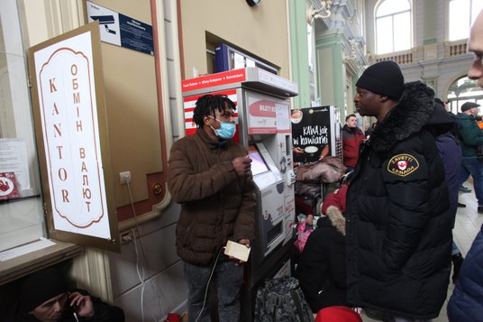 Studiujący na Ukrainie przez Polskę próbują wrócić do domu