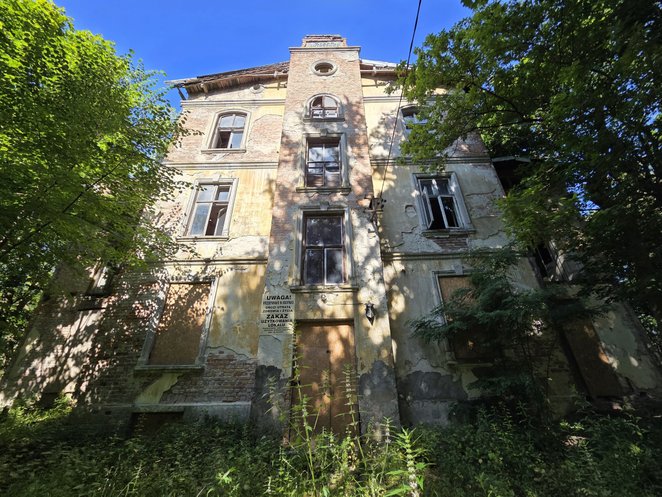 Architektura Jutrzenki łączy wielkomiejski szyk z finezyjnymi, drewnianymi dekoracjami.