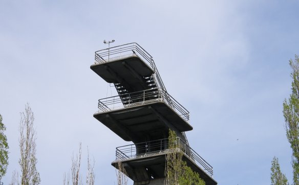 Teren dawnej skoczni znajduje się w obszarze bezpośredniej i pośredniej ochrony Skarpy Warszawskiej