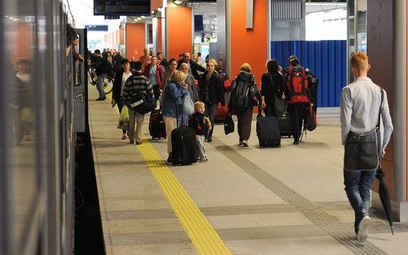UTK: statystycznie w 2016 r. każdy Polak prawie osiem razy jechał pociągiem