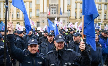 Manifestacja służb mundurowych przed KPRM w Warszawie.