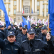 Manifestacja służb mundurowych przed KPRM w Warszawie.