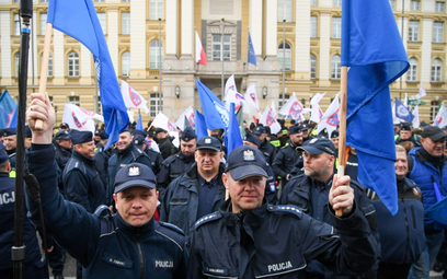 Manifestacja służb mundurowych przed KPRM w Warszawie.