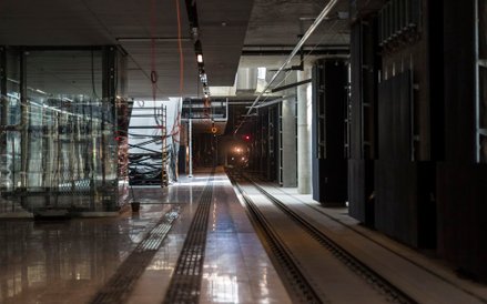 Dzięki szklanemu dachowi na umieszczone 16 metrów pod ziemią perony będzie docierać dzienne światło.