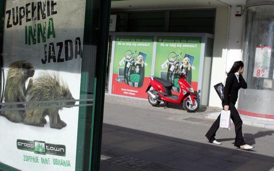 Korzyść z zarządzania wiatami dla firm outdoorowych to możliwość realizowania kampanii reklamowych n