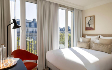 Okna hotelu wychodzą historyczną 7. dzielnicę Paryża.