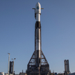 Rakieta nośna Falcon 9 Block 5 na platformie startowej bazy Vandenberg przygotowywana do misji NROL-