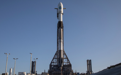 Rakieta nośna Falcon 9 Block 5 na platformie startowej bazy Vandenberg przygotowywana do misji NROL-