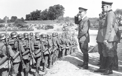 Wojska niemieckie podczas przeprawy przez Wisłę w okolicach Chełmna. Przeprawę obserwuje Adolf Hitle