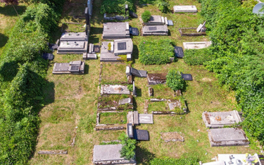 niszczenia na cmentarzu żydowskim w Bielsku-Białej, 27 bm. Blisko 70 nagrobków zostało 26 bm. zdewas