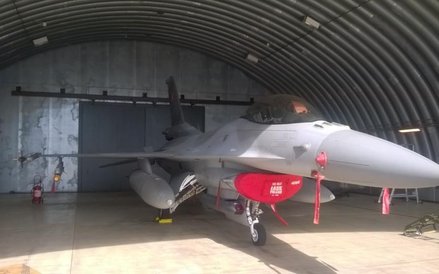 Samolot F - 16 w bazie w Łasku