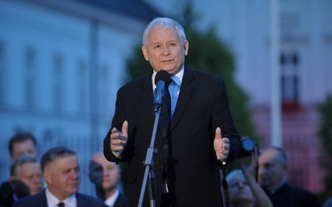 Prezes PiS Jarosław Kaczyński przemawia pod Pałacem Prezydenckim
