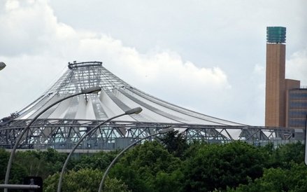 Sony Center o kształcie góry Fuji – projekt Helmut Jahn, z prawej Debis Haus, dzieło Renzo Piano