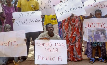 Protest imigrantów w Salou w Katalonii po śmierci Senegalczyka, który zginął, uciekając przed hiszpa