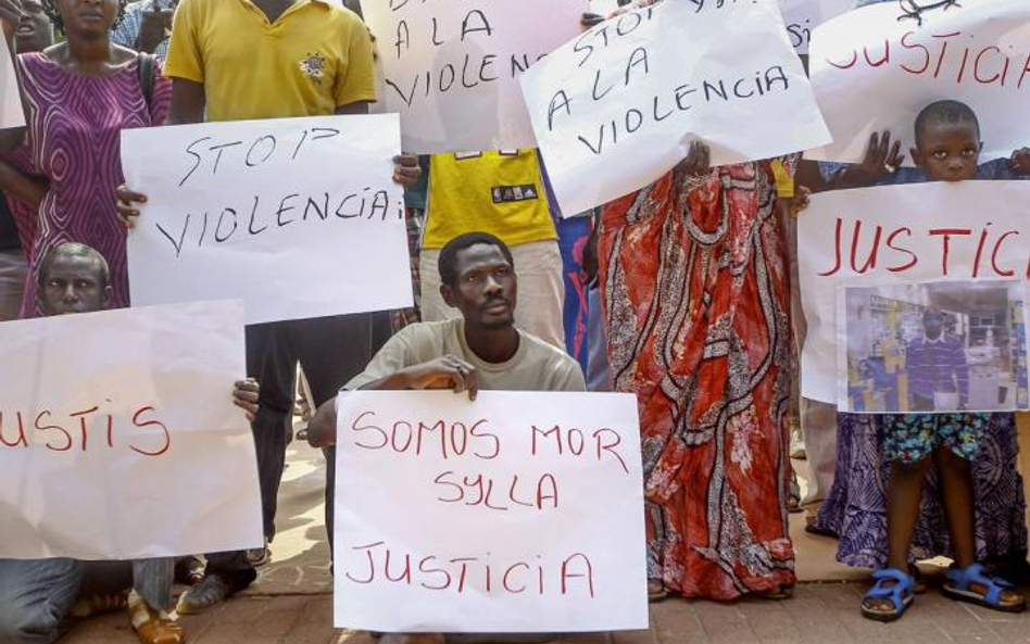 Protest imigrantów w Salou w Katalonii po śmierci Senegalczyka, który zginął, uciekając przed hiszpa