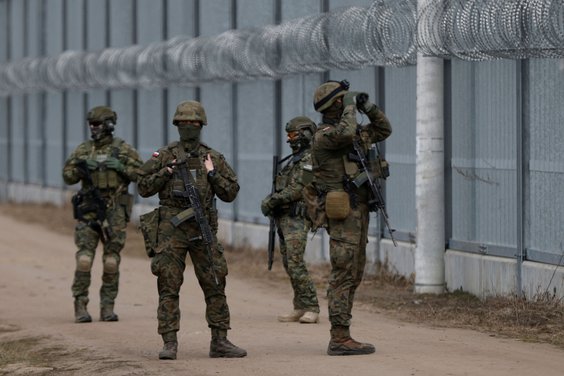 Polscy żołnierze i funkcjonariusze Straży Granicznej na granicy polsko-białoruskiej