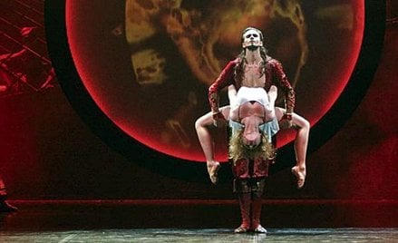 Anastazja Sutnikowa (Tatiana) i Oleg Gabyszew (Oniegin) w finale spektaklu Borisa Ejfmana