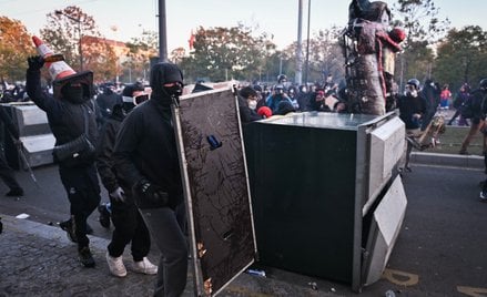 Protestujący starli się z policją podczas demonstracji w Paryżu