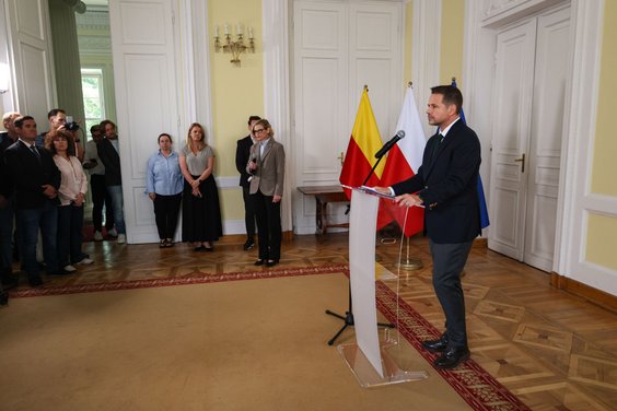 Prezydent Warszawy Rafał Trzaskowski na konferencji prasowej poinformował o przyjęciu dymisji swoich