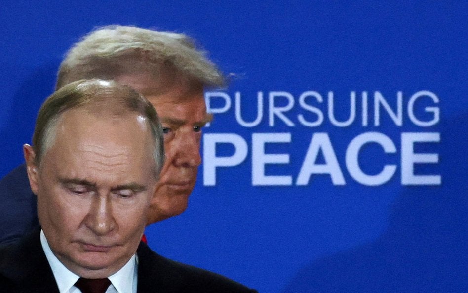 Donald Trump i Władimir Putin po spotkaniu w bazie w Anchorage na Alasce, USA, 15 sierpnia 2025 r.