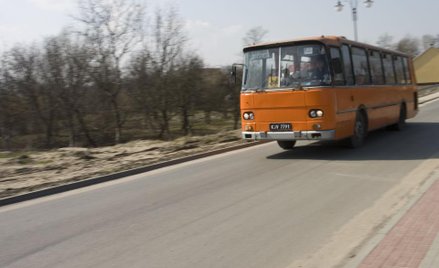 Gimbusom opłaca się jeździć poza granice gminy