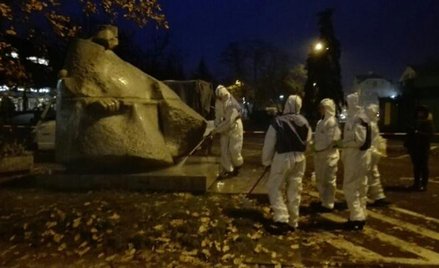 Akcja czyszczenia pomnika w Sieradzu